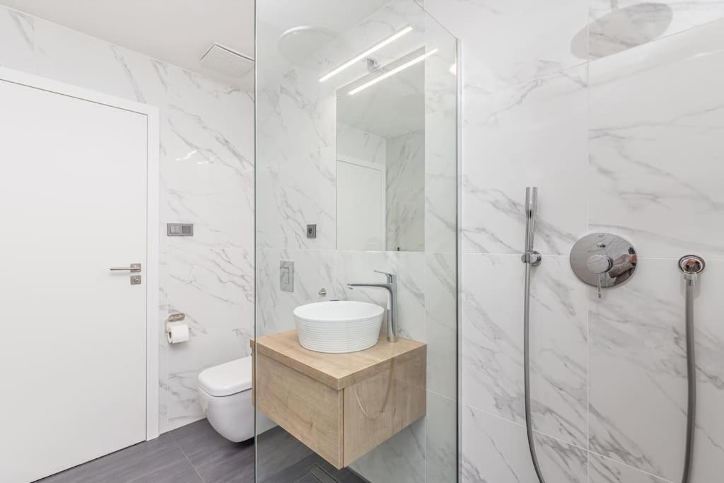 Cozy Quiet New Apartment In Karlin Square Praha Exteriér fotografie